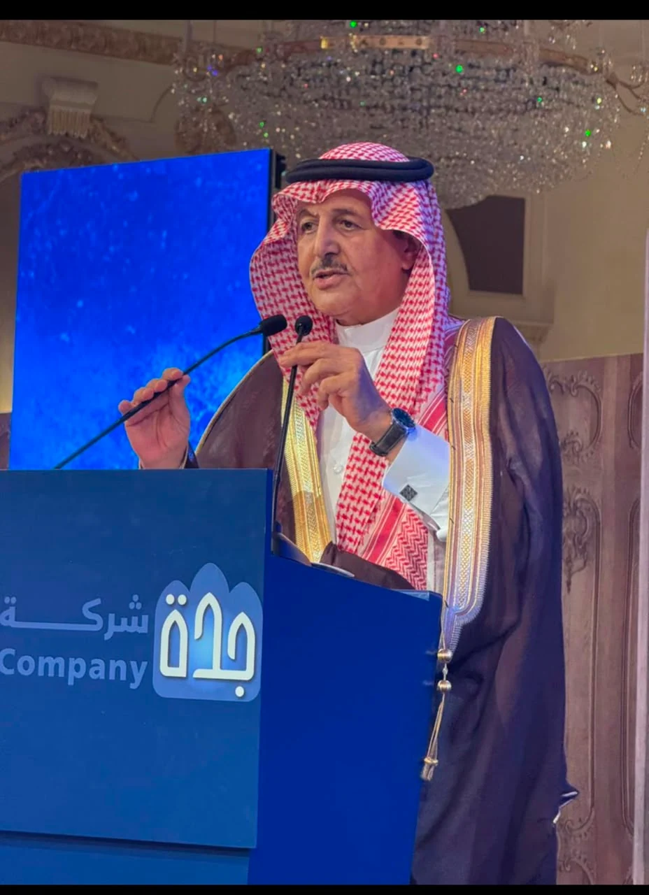 الدكتور محمد المطلق متحدثًا على منصة شركة جدة
